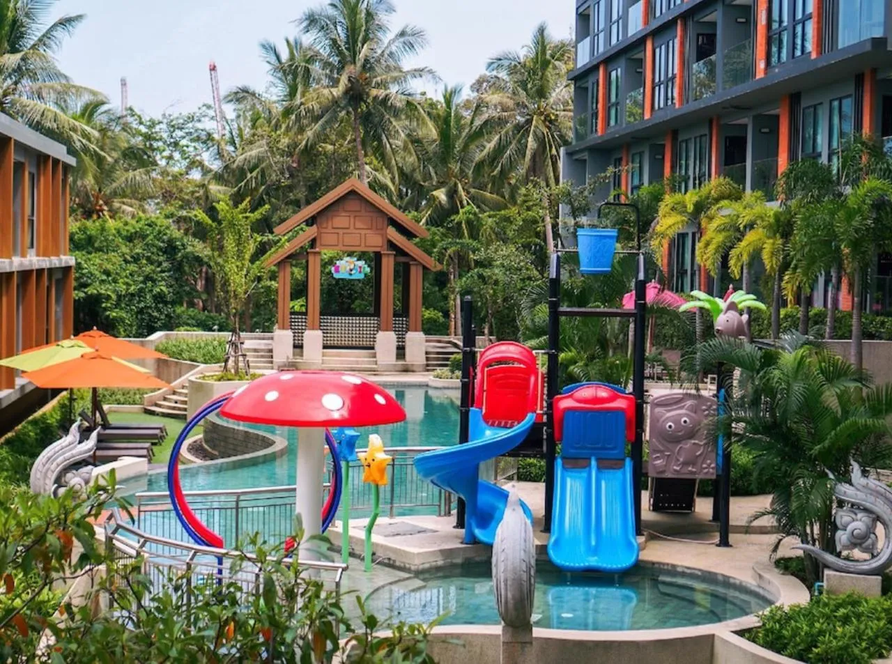 Pool with a children’s area on the resort grounds